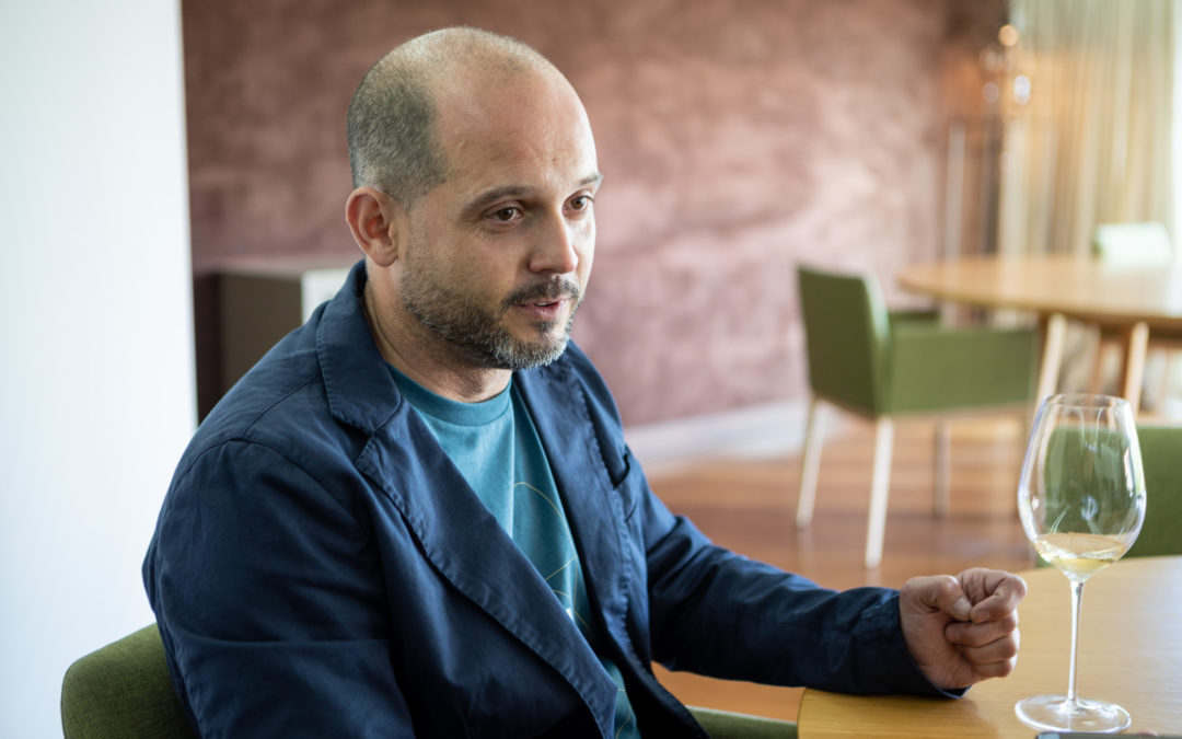Nacho Jiménez: “Los pequeños productores de vinos artesanos malviven dentro de las Denominaciones de Origen”