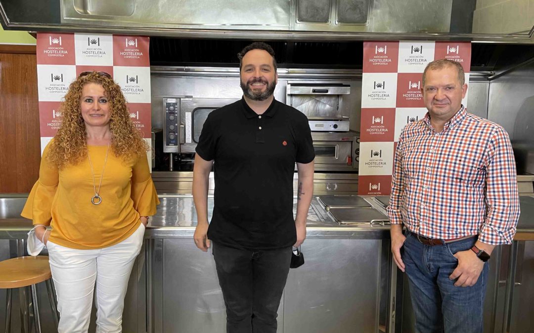 Hostalaría Compostela reclama la mejora del servicio de taxis en Santiago